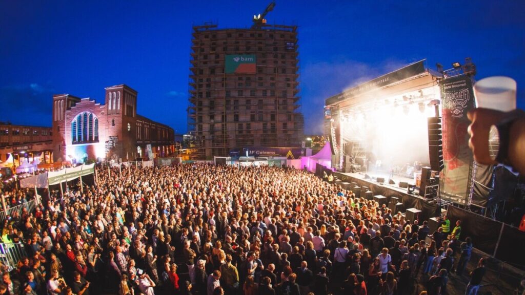 Crowd in front of a bright lit stage at the Pure & Crafted festival in Germany